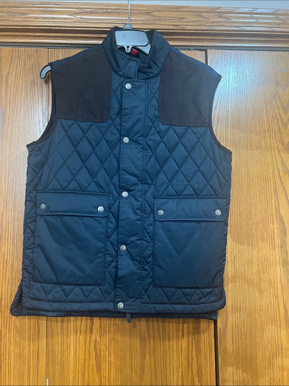 Cremieux quilted full zip vest.